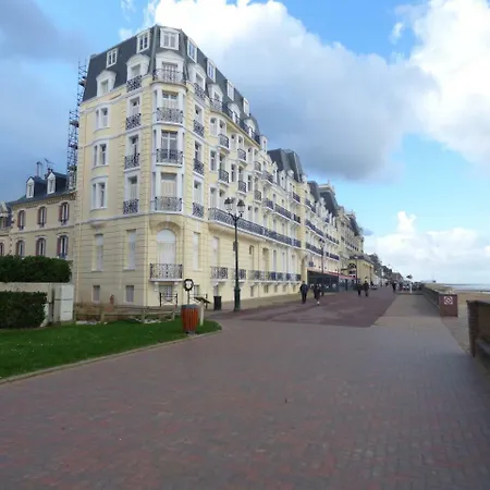 Normande Castelnau Avenue De Castelnau A Cabourg. Situe En Plein Coeur Du Cent