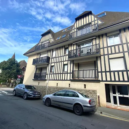 Apartment Normande Castelnau Avenue De Castelnau A Cabourg. Situe En Plein Coeur Du Cent *